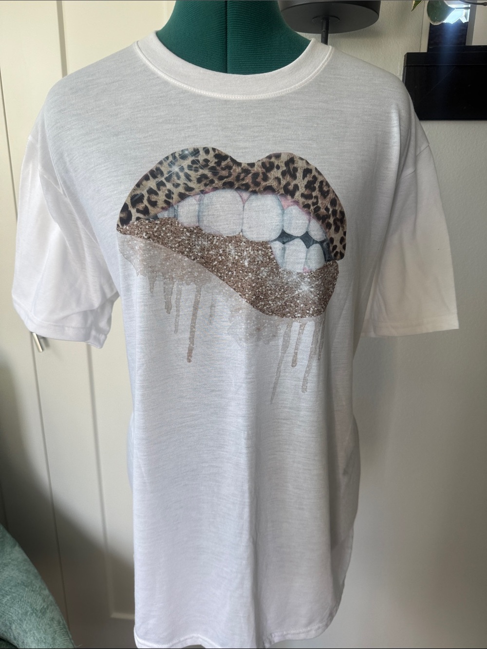 Gildan White Kids Tee with Leopard Print & Gold Glitter Lips NWOT